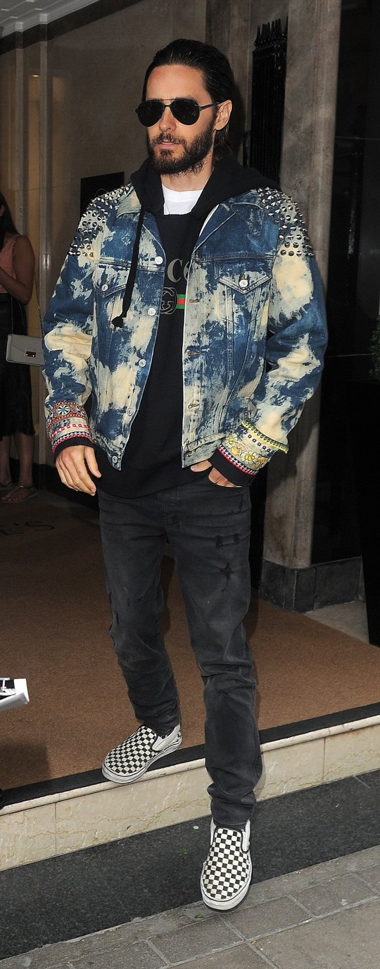傑瑞德雷托之前就曾穿過同一件Gucci 2017 早春鉚釘石洗藍染牛仔外套。圖／Gucci提供