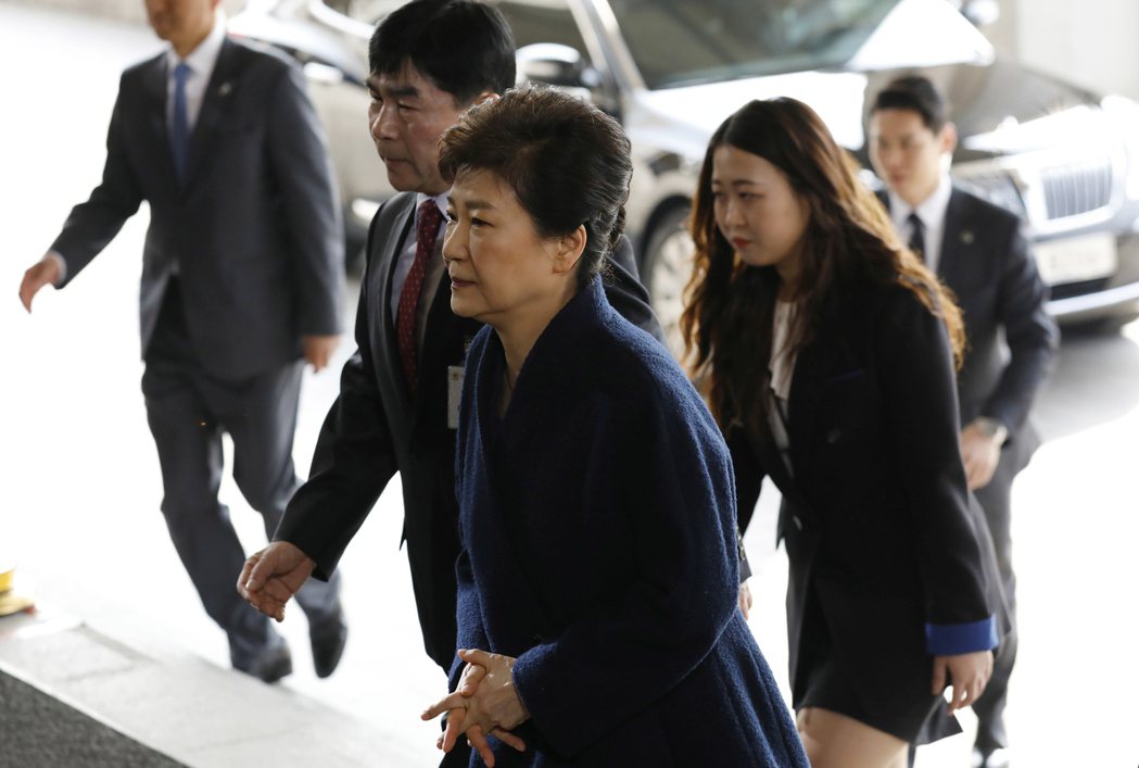 朴槿惠主張自己無罪，她當時似乎完全沒想到，這樣的行為是有過失的。圖為21日步入首...