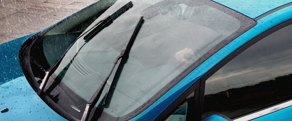 雨滴感應式自動雨刷偵測到擋風玻璃上有水時，會自動啟動及調速，避免駕駛需分心啟動雨刷或調整雨刷速度。 圖／福特六和提供