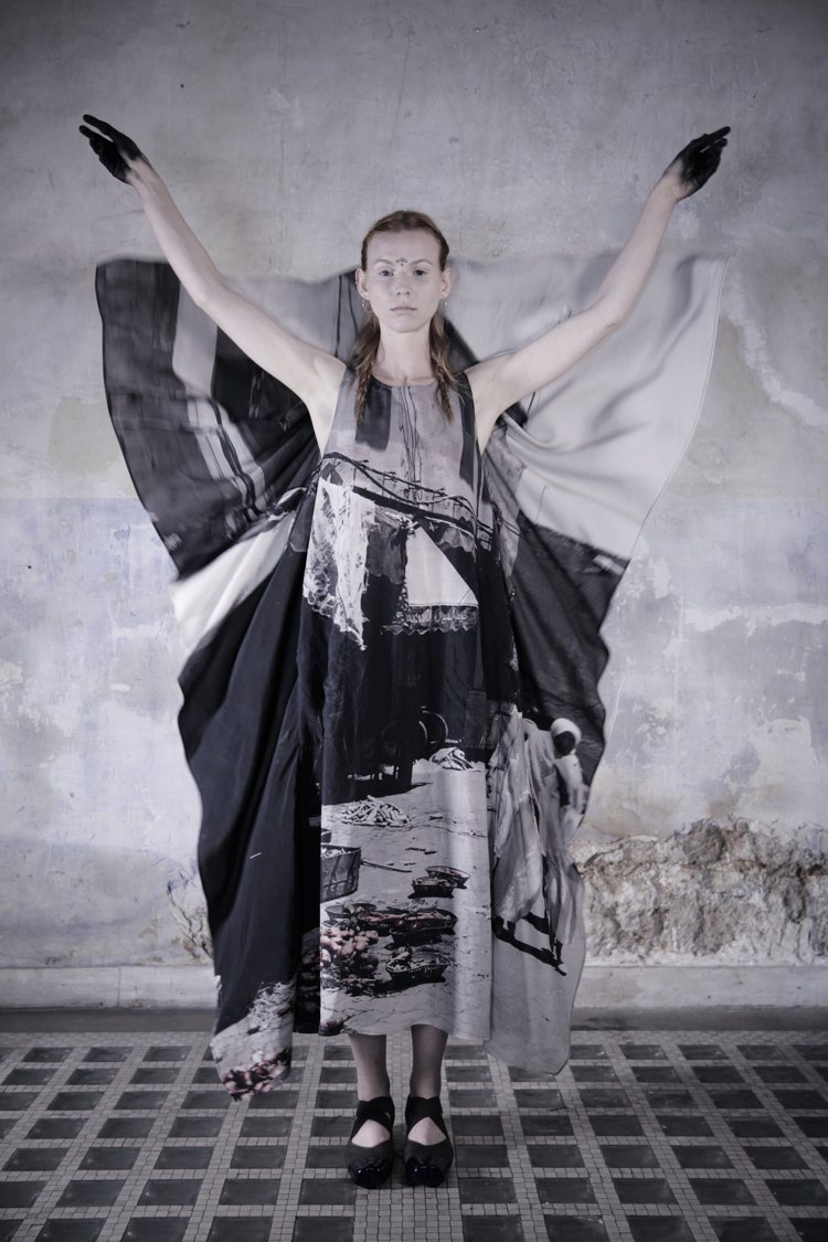 來自Uma Wang攝影作品的灰色長洋裝攤開來也可以當作掛軸裝飾，售價43,880元。圖／初衣食午提供