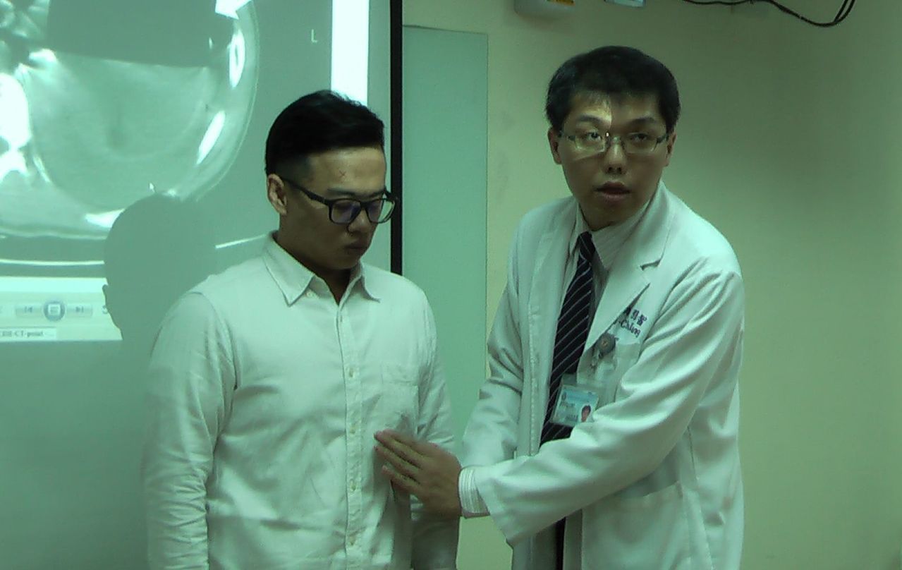 高醫胸腔外科醫師張博智(右)解說，這名橫膈膜疝氣病患的胃與脾臟從下方腹腔，擠進上方的胸腔內。記者徐如宜／攝影