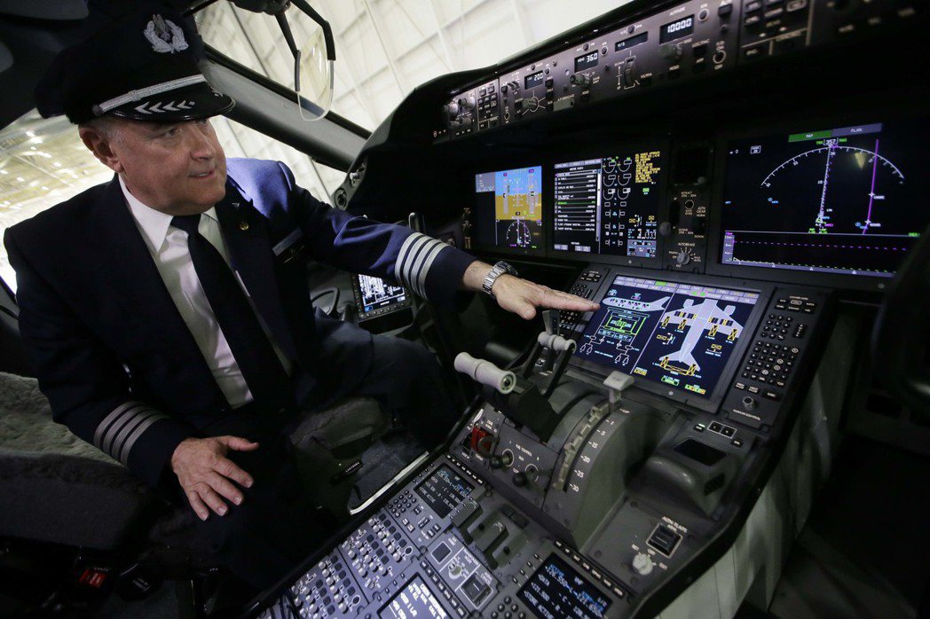美國航空機師強森2015年初介紹美航的第一架波音787，當時他穿的是舊款制服。 ...