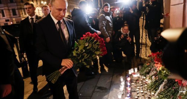 俄國總統普亭3日晚間到科技大樓站為罹難者獻花致哀。路透