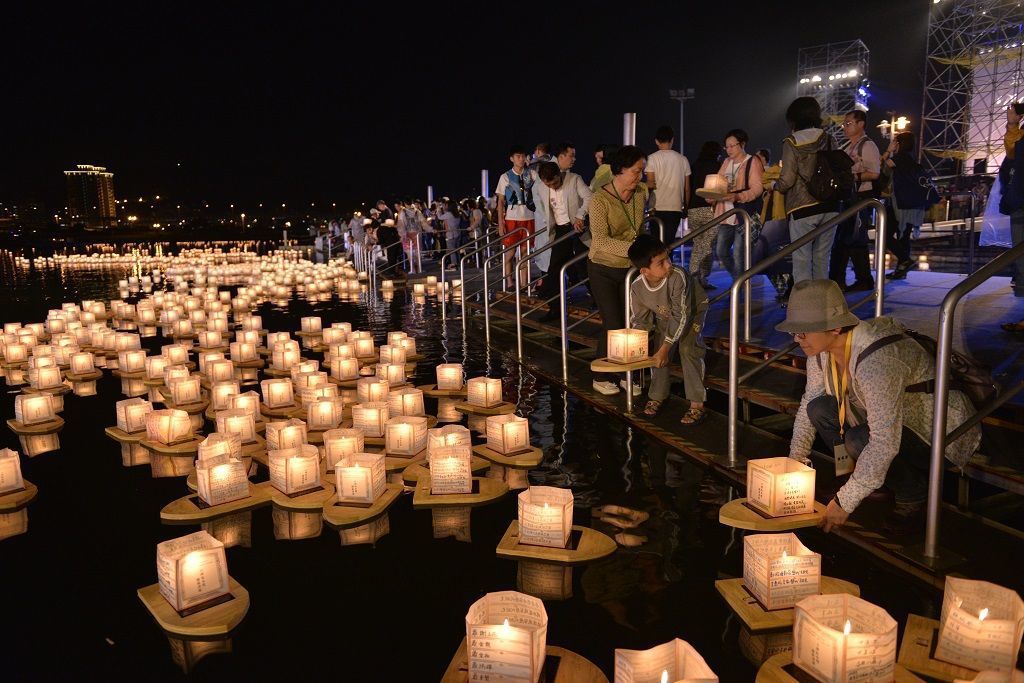 國際祈福水燈節歡迎民眾前往領取水燈寫下祝福。 真如苑/提供