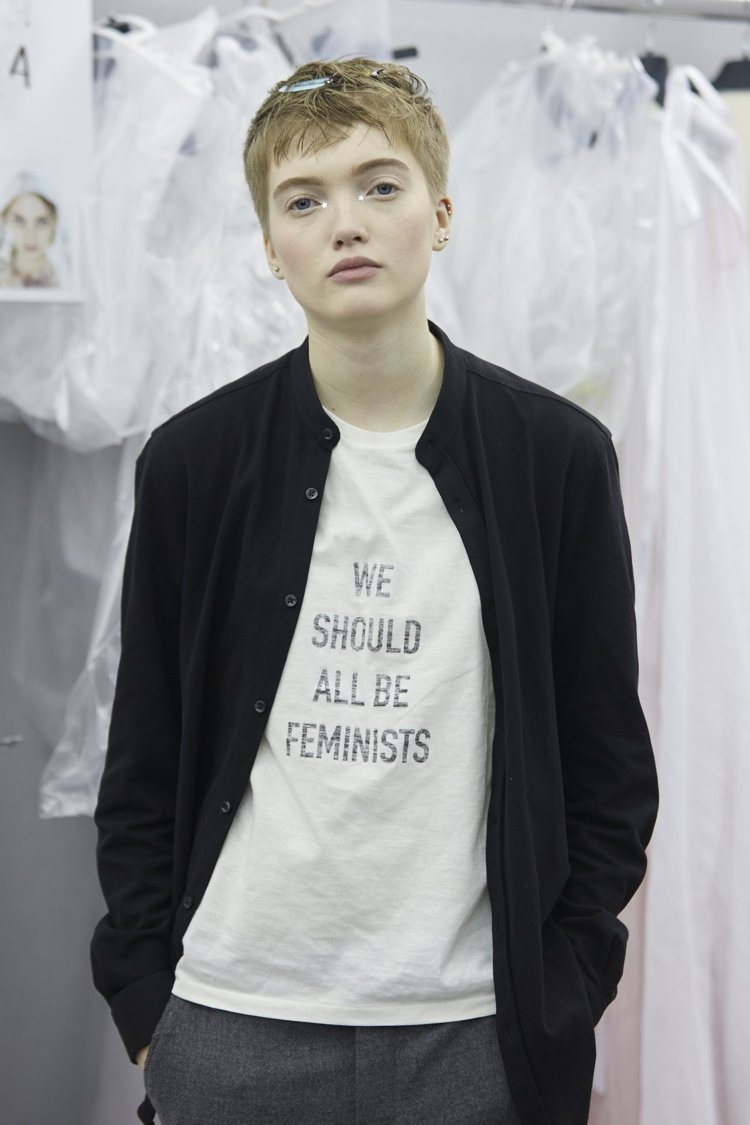 Ruth Bell以針織衫搭襯「We Should All be Feminists」T恤，視覺乾淨清爽。圖／DIOR提供