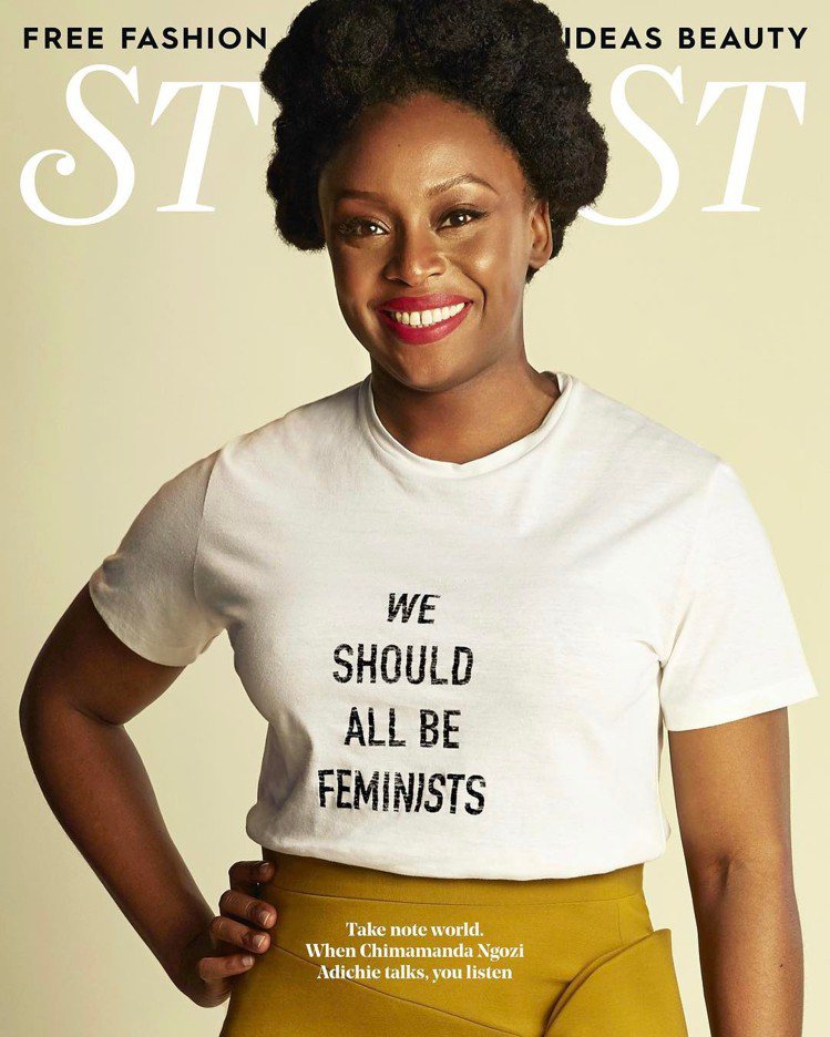奈及利亞旅美作家Chimamanda Ngozi Adichie也曾穿上標語T恤...