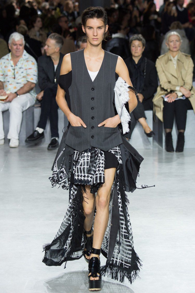 Sacai黑白格紋流蘇裙，162,000元。圖／團團精品提供