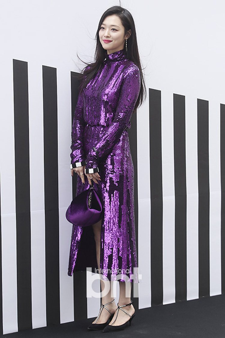 雪莉以一身亮片紫長洋裝現身時尚品牌活動。圖／BNT提供