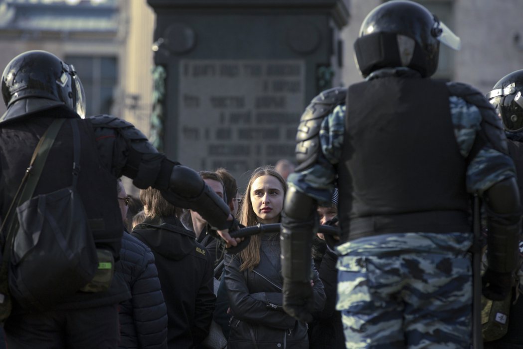 2017年3月26日，莫斯科的普希金廣場聚集了一群讓俄羅斯自己都感意外的年輕人。...