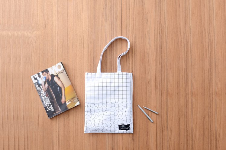 吉田YUNI為新光三越初夏購物節設計的卡友禮「水漾曲線袋」。圖／新光三越提供
