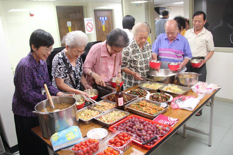 永和區公所昨天中午在水源社區活動中心，舉辦老人共餐活動，志工們陪弱勢老人吃飯話家...