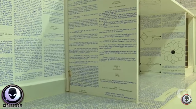 布魯諾的房間留下滿佈牆面的神祕語言跟符號。 圖擷自Youtube