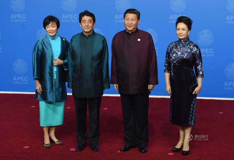 2014年北京APEC亞太經合會上，彭麗媛(右)穿同款旗袍與穿唐裝的各國元首合影。
圖／擷自微博