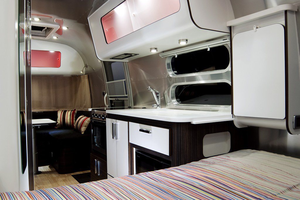 Airstream international 534的沙發可以變成另外一張床，...