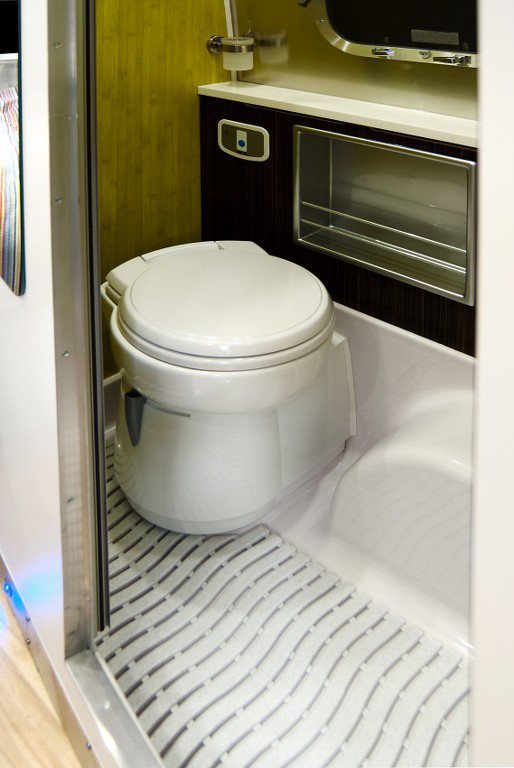 Airstream international 534有完整的浴廁設備。德國歐馬...
