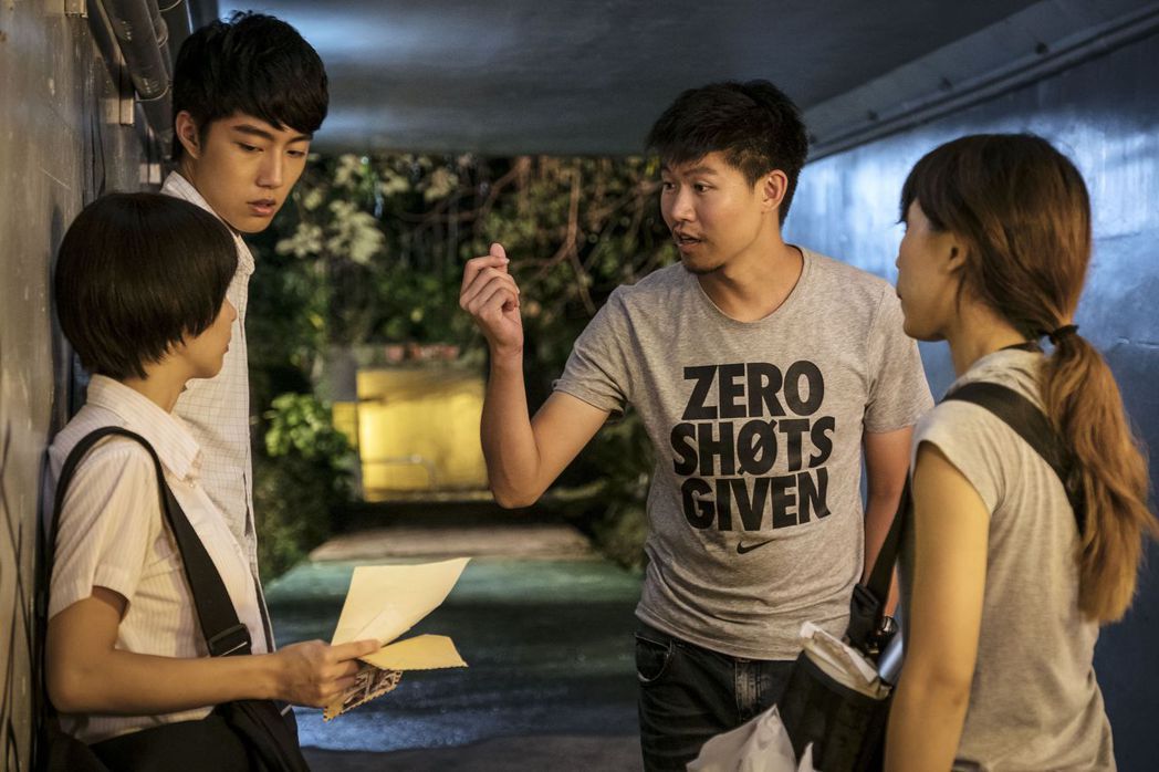 「通靈少女」導演陳和榆（右二）指導演員演出。圖／HBO提供