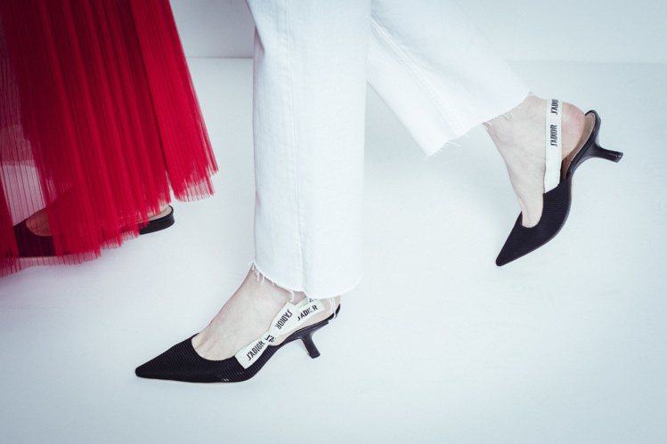 Dior創意總監Maria Grazia Chiuri大玩標語時尚，結合品牌名稱打造的「J’ADIOR(真我Dior)」不斷出現在肩帶、高跟鞋繫帶等細節處。圖／Dior提供