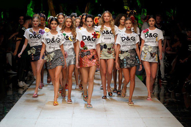 Dolce & Gabbana 春夏利用多國語言呈現「我在哪裡」，並強調...