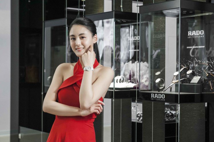 宋紀妍以紅色削肩洋裝搭配True Thinline真我超薄系列白漾鑽表，74,700元。圖／RADO提供