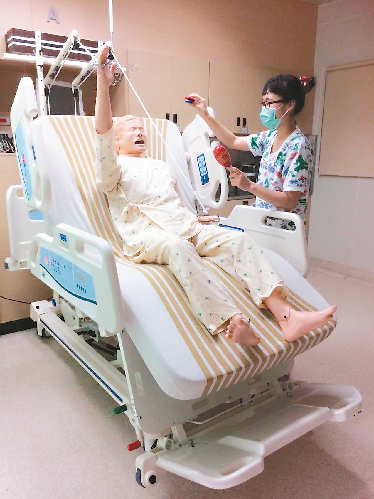 林口長庚亞急性呼吸照護中心找來音樂治療師，並運用特製的病床，幫助仰賴呼吸器的患者做復健，協助擺脫呼吸器。