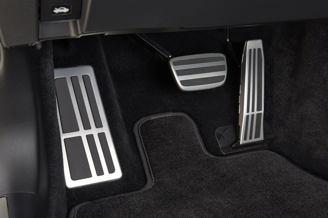 Lexus LS F Sport鋁合金踏板。圖／Lexus提供