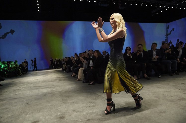 Versace首次在港舉行時裝秀，藝術總監Donatella Versace謝幕。圖／Versace提供