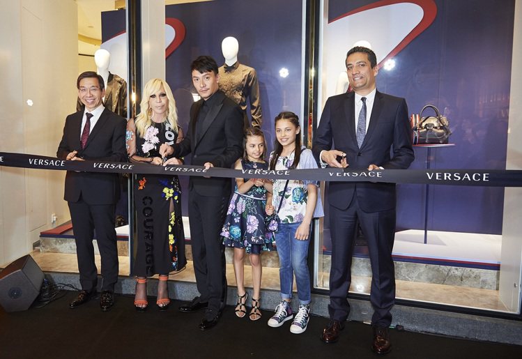 Versace在香港中環開設亞洲最大旗艦店，請來藝術總監Donatella Versace(左二)及男星張震到場剪綵。圖／Versace提供