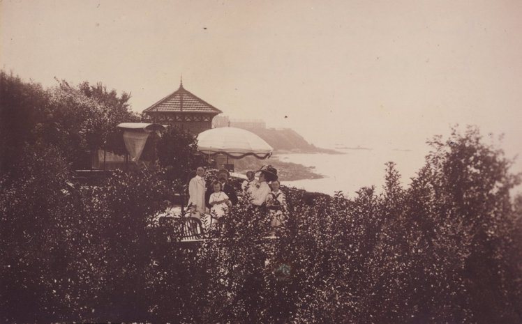 Dior家族1912年在Les Rhumbs莊園陽台留影。圖／DIOR提供