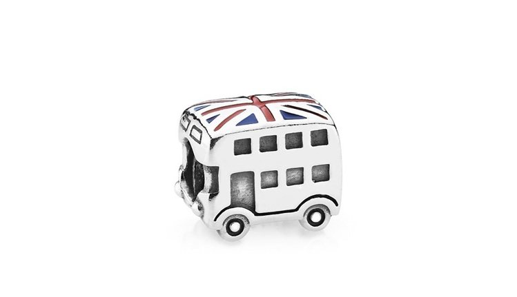伊萊媽挑選的925銀英國巴士琺瑯串飾，1,680元。圖／PANDORA提供