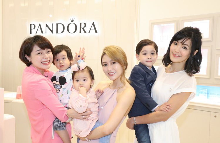 丹麥珠寶品牌PANDORA在板橋大遠百品牌專櫃舉辦一日店長活動，邀請到當紅部落客沛莉(左起)、陳佩佩，以及伊萊媽帶著他們的寶貝兒女到場。圖／PANDORA提供