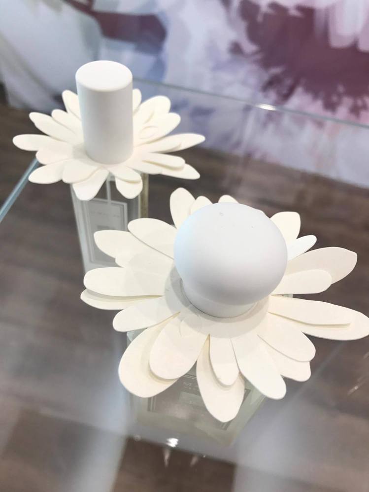 Jo Malone星玉蘭限量系列首度採用白色漸層瓶身，並結合立體花瓣設計。圖／記者陳立儀攝影