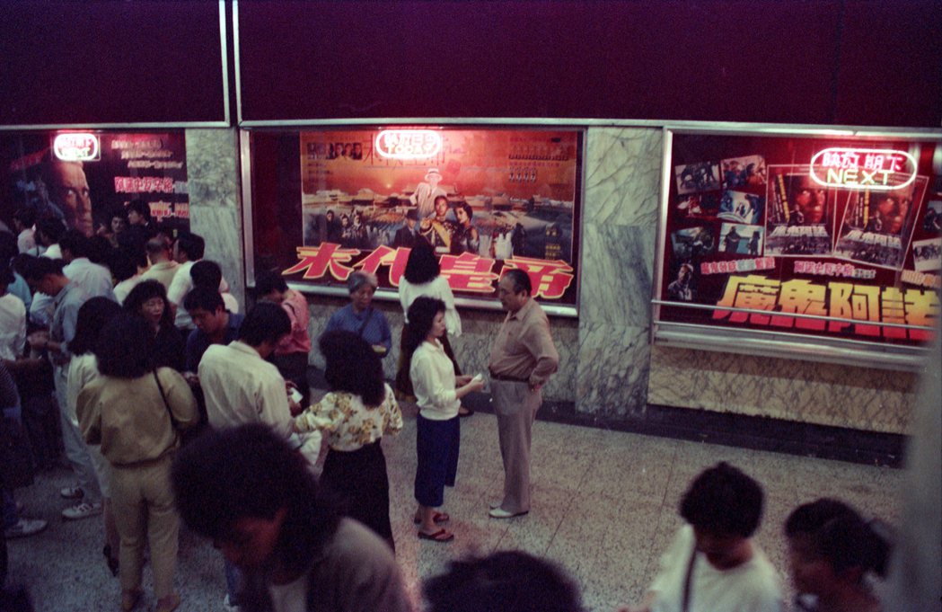 當年電影「末代皇帝」在台北造成空前人潮，黃牛販售電影票處處可見。 本報資料照片
