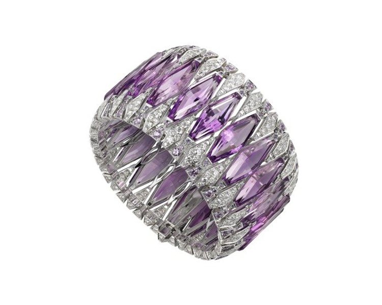 卡地亞PURPLE PRISME紫水晶手環，白K金、紫水晶共重122.92克拉，圓形紫色藍寶石5.06克拉，搭配明亮式切割鑽石，2,430萬元。圖／Cartier提供