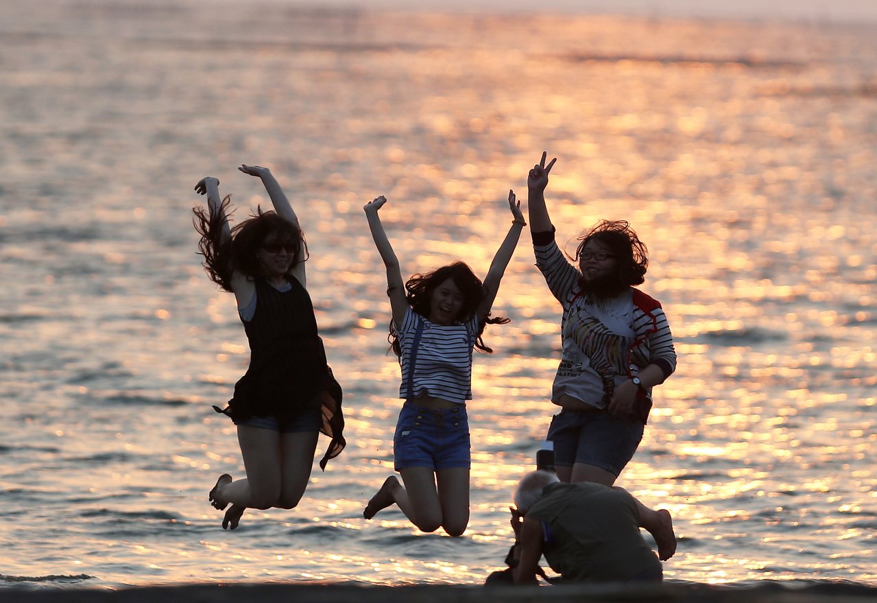 台南黃金海岸有許多民眾趁著夕陽西下來到海灘戲水。本報資料照／劉學聖攝影