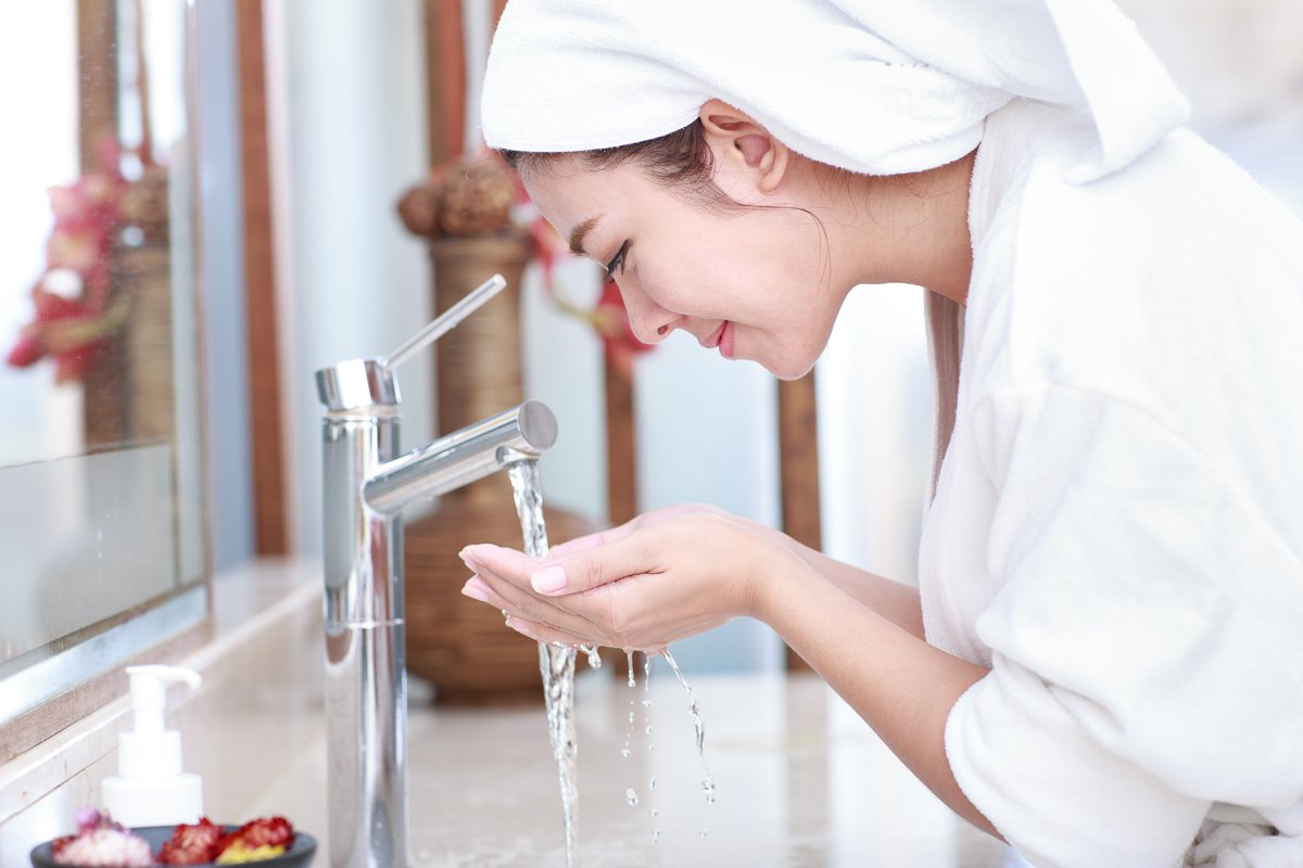 正確洗臉方式，衛福部食藥署建議「潔肌5力」法，選有標、微涼水、輕柔慢、快快洗、適次數。