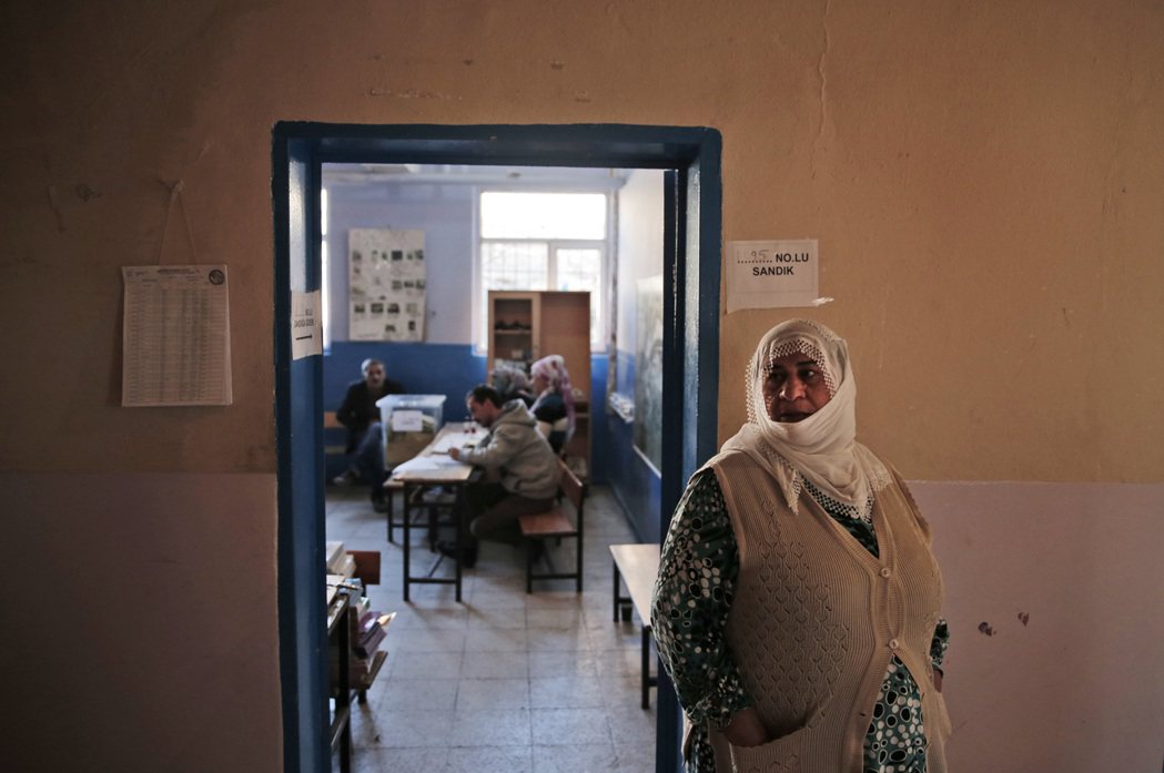 投票當日：土東地區，等待投票的土耳其人民。 圖／路透社