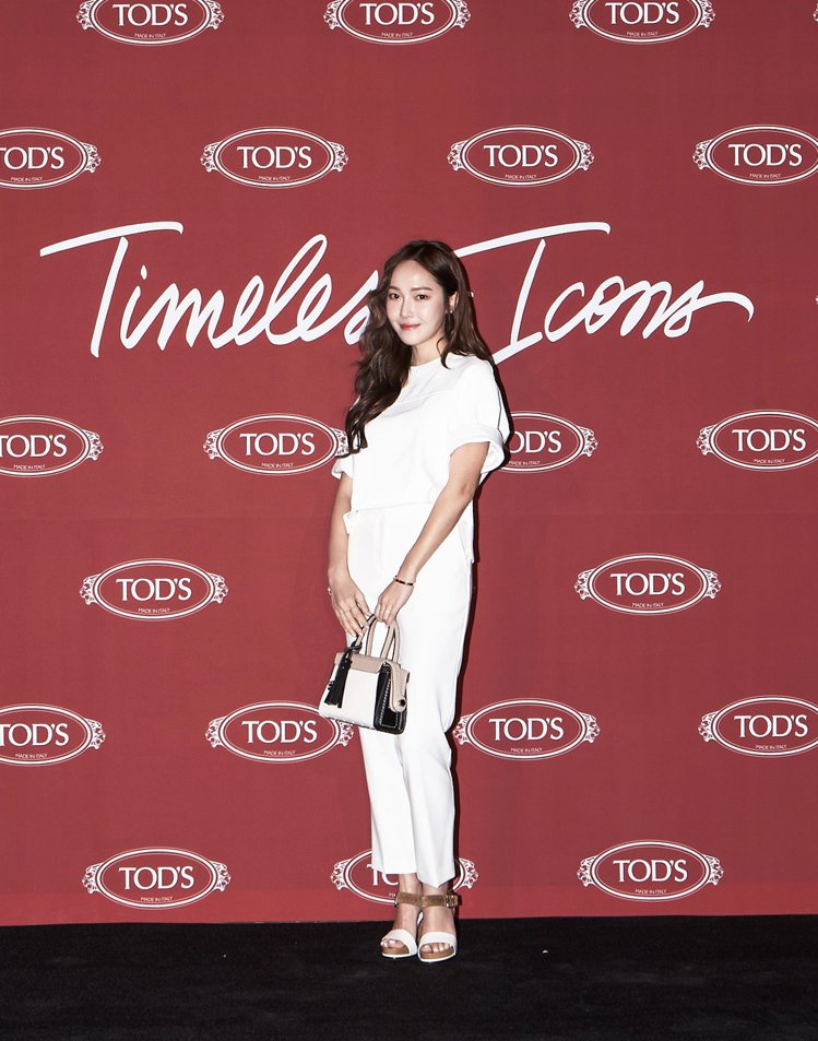 Jessica以三色拼接TOD’S Twist Bag搭配全白褲裝，展現女孩的從容自信。圖／TOD'S提供