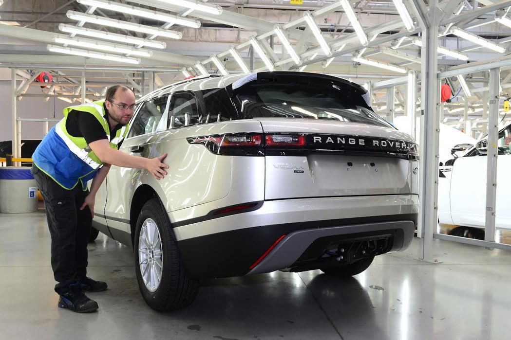 全新Range Rover Velar傳承Range Rover家族DNA。 L...