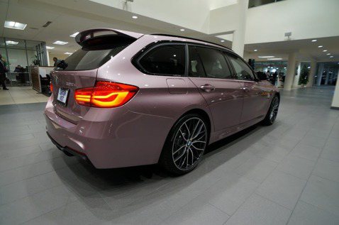 超炫麗金屬紫BMW 328d旅行車  選配就超過110萬！
