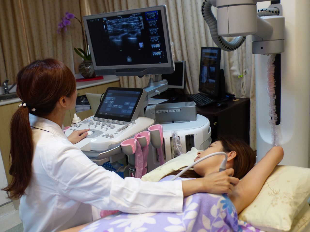 醫師建議，少女自成年起，應每半年到1年進行1次乳房超音波檢查。