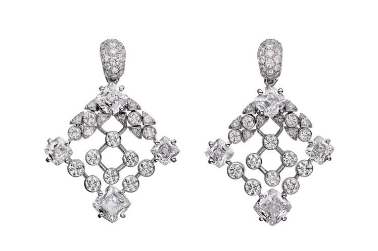 卡地亞Cartier Magicien頂級珠寶系列Sylphe鑽石耳環，白K金、修飾方形鑽石，明亮式切割鑽石，890萬元。圖／Cartier提供