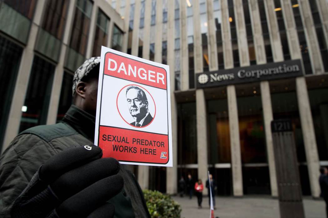 1名示威者19日在福斯新聞網的紐約總部前，高舉一張歐萊利的海報，稱他是危險人物。...