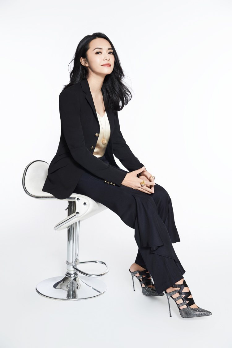 演員姚晨以西裝搭配H&M 2017 年度 Conscious Exclusive蠶絲背
心及長褲展現俐落優雅形象。圖／H&M提供