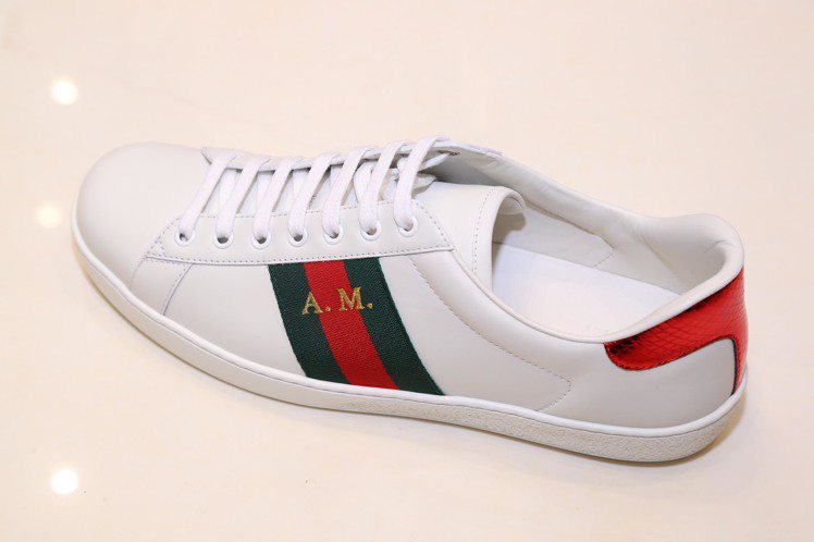 白色Ace系列球鞋也提供在原有綠紅綠織帶及綠色或紅色鑲邊的基礎上，可以繡上自己名字的字母縮寫。圖／Gucci提供