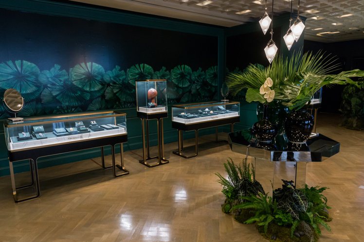 Tiffany於紐約第五大道旗艦店發表年度Blue Book系列頂級珠寶，呼應今年主題現場打造成自然叢林，高級珠寶置身其中。圖／Tiffany提供