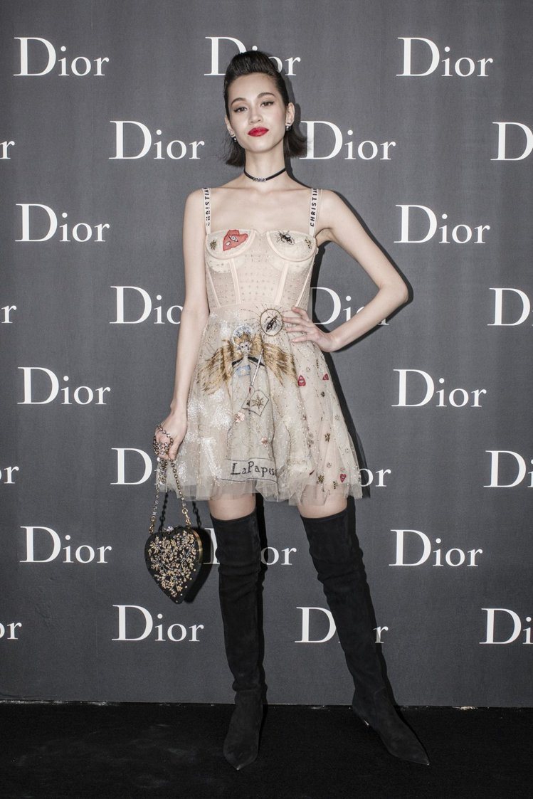 水原希子與男友梳類似款油頭出席品牌派對。圖／Dior提供