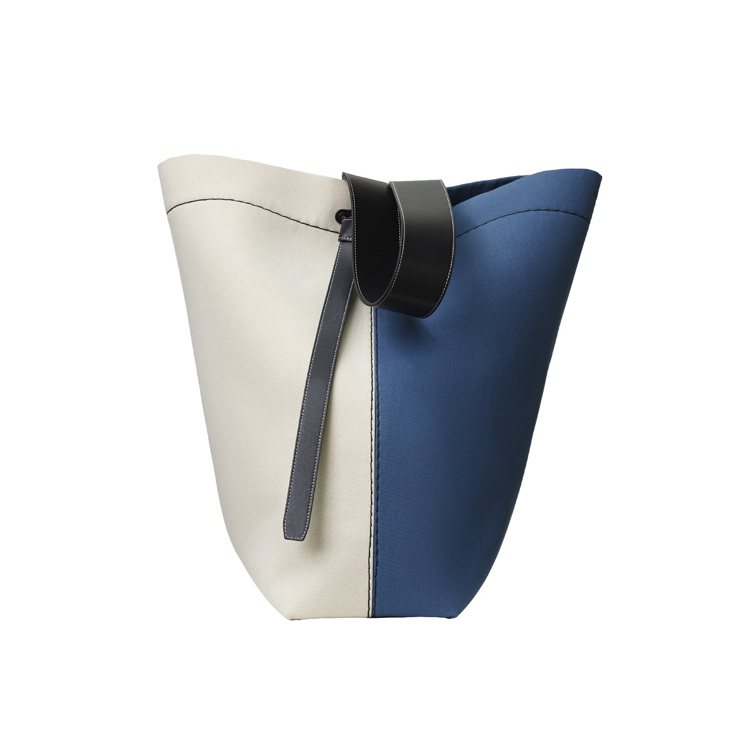 TWISTED CABAS米藍拼色帆布肩背提包，售價58,000元。圖／CELINE提供