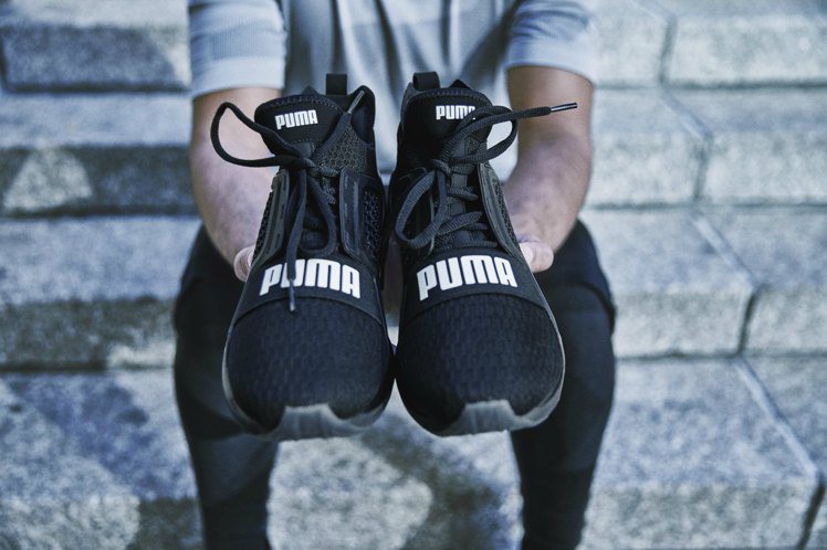 PUMA新款IGNITE Limitless跑鞋，融入潮鞋的外觀設計，3,980元。圖／PUMA提供