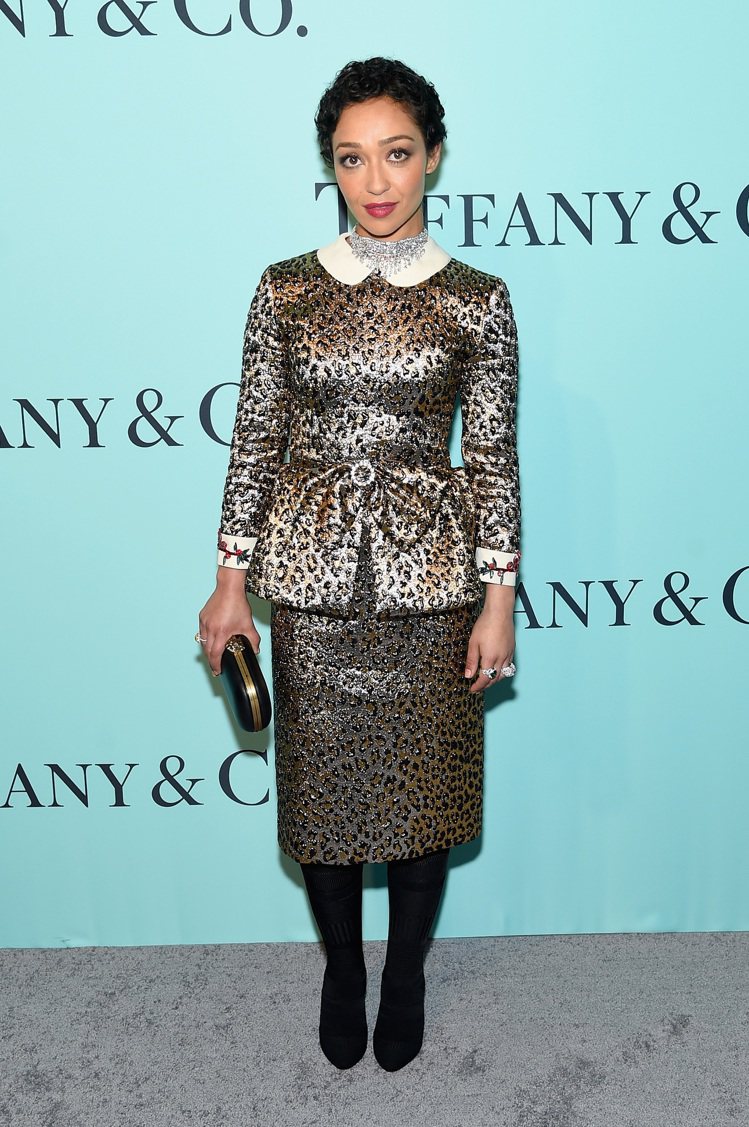 露絲奈嘉以Gucci套裝搭配Tiffany鑽飾，顯得與眾不同，受訪時率真回答也很迷人。圖／Tiffany提供