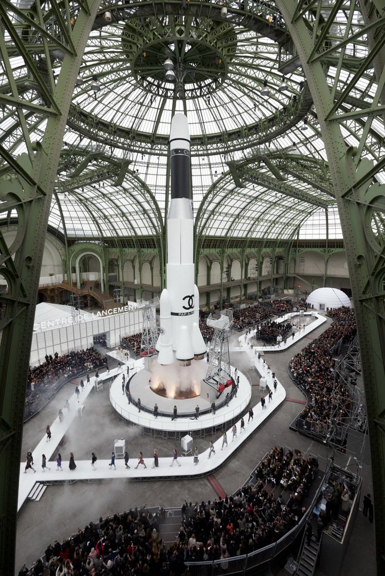 時尚大秀總能成為時裝周焦點的香奈兒，創意總監卡爾拉格斐今年三月在巴黎大皇宮打造出一台香奈兒火箭，在服裝秀的最後還象徵性的升空。圖／香奈兒提供